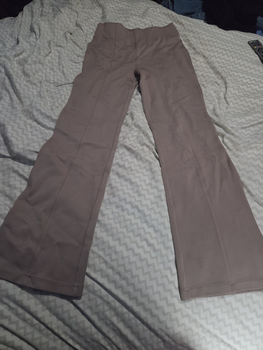 Ambercrombie & Fitch Pull On Ponte Pants In A Dark Tan/Muave, Size Small SHORT